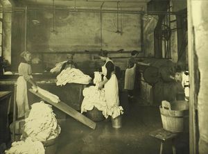 Frauen in der Wäscherei.