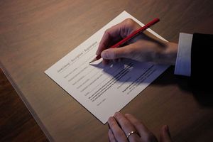 Person am Ausfüllen des Anmeldeformulars.