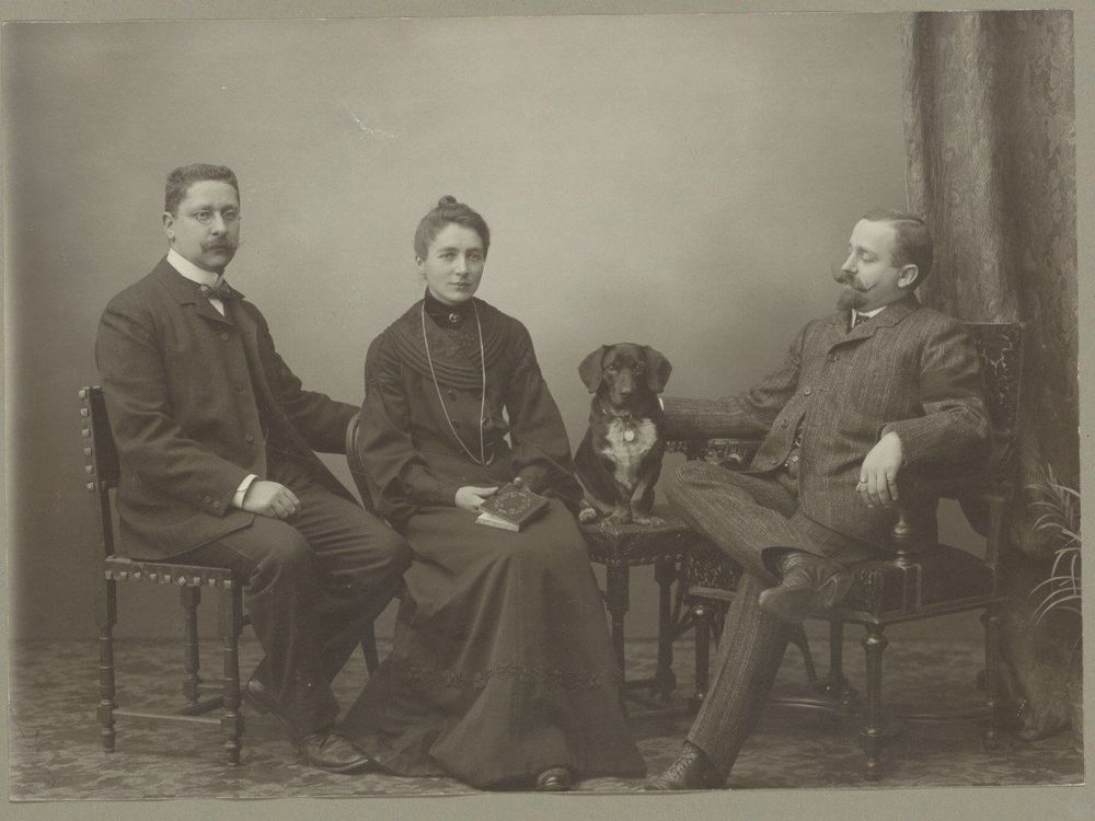 Die Fotografie zeigt die Gebrüder Johann Friedrich (1872–1959) und Karl Adolf (1875–1939) Stauffer mit ihrer Schwester Marie Hug-Stauffer (1871–1909).
