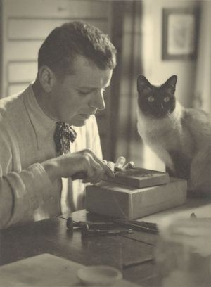 Portraifoto zeigt Paul Boesch und eine Katze.