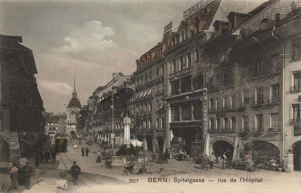 Postkarte mit Fotografie der Spitalgasse in Bern.