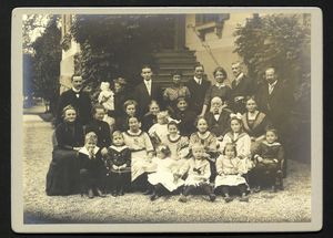 Angehörige der Familie von Lerber (Burgergemeinde Bern) und der mit ihr verschwägerten Familie Landis (Richterswil, ZH) mit ihren Nachkommen um das Jahr 1910. 