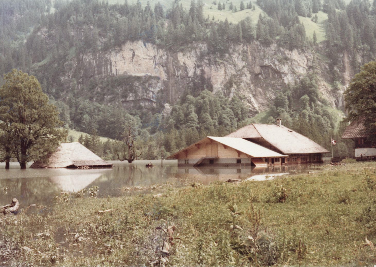Fotografie zeigt Überschwemmung am Tschingelsee.