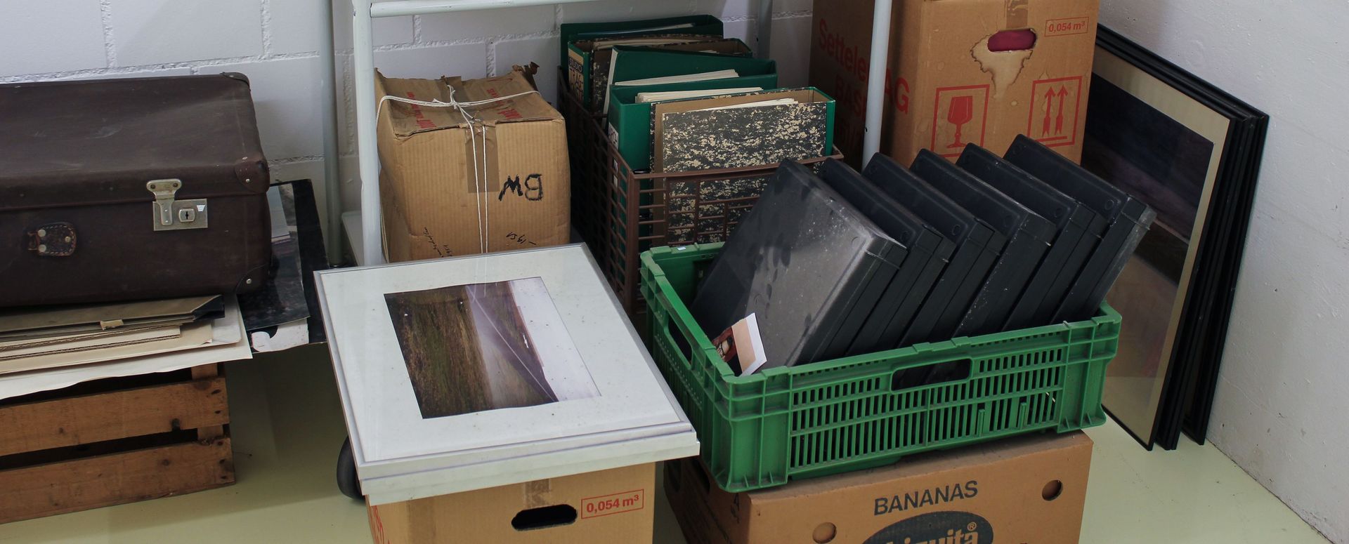 Eine Ablieferung welche mehrere Umzugskisten umfasst.