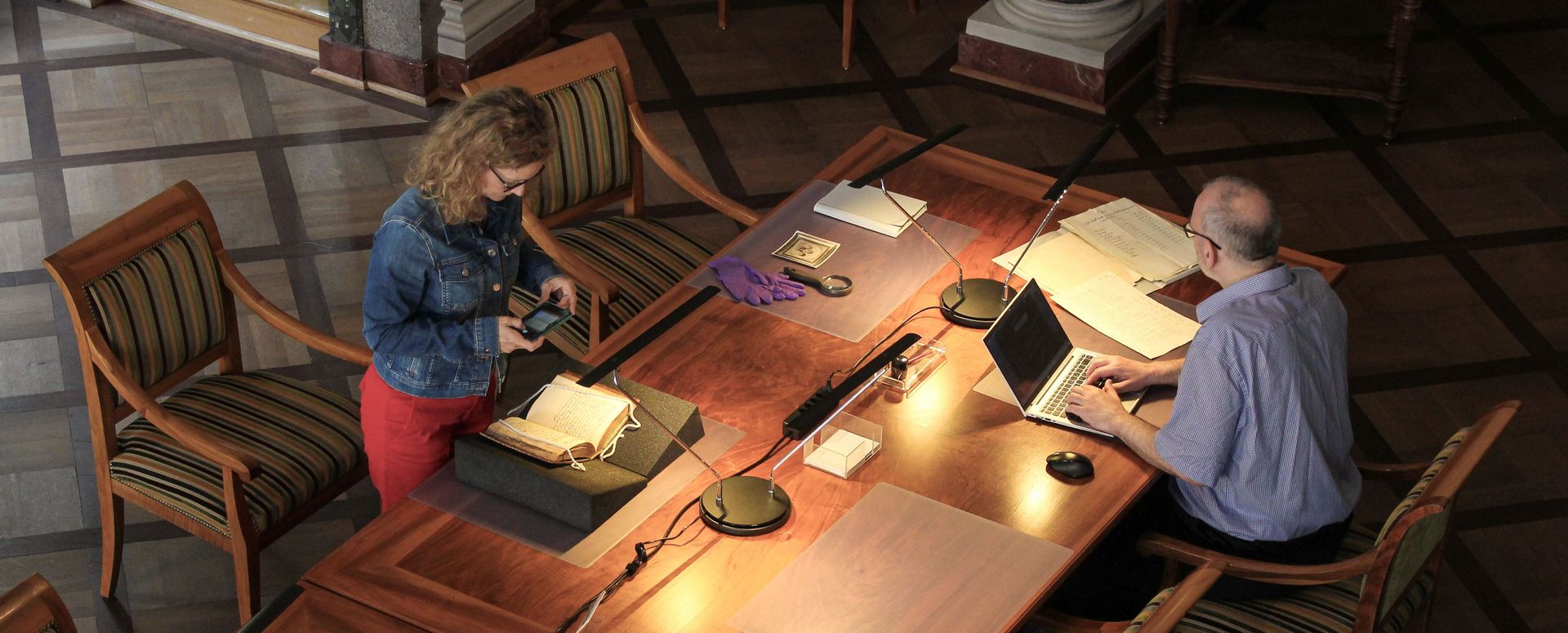 Personen beim Arbeiten im Lesesaal.