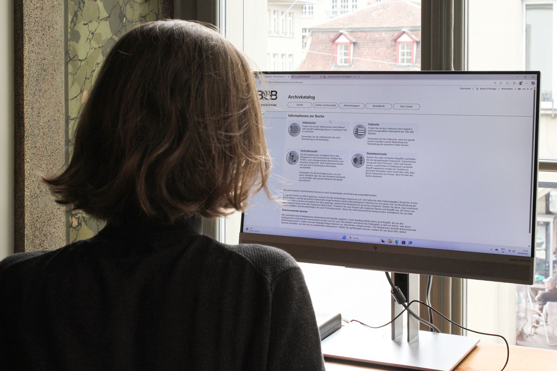 Person im Lesesaal an der Recherchestation.