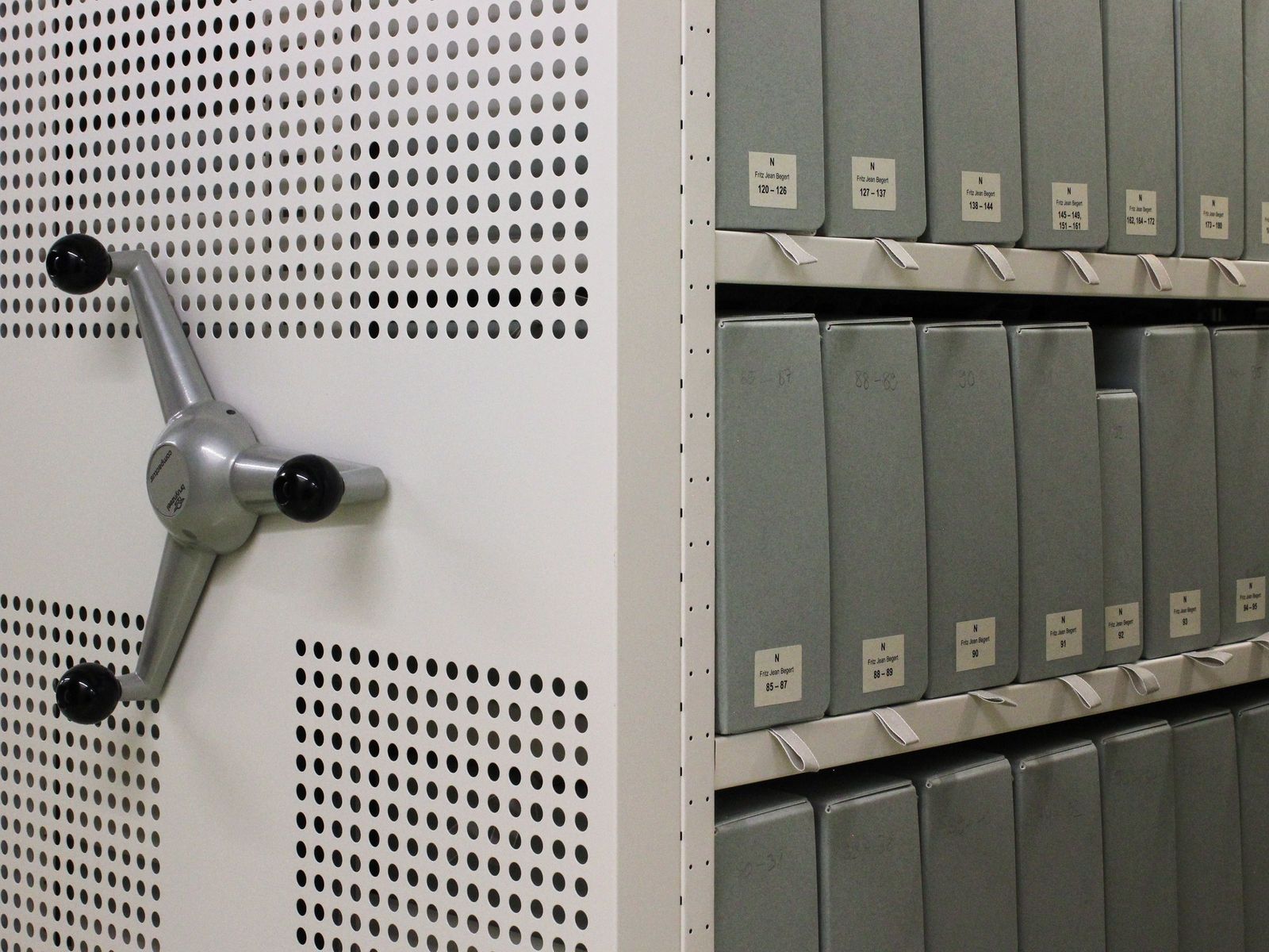 Aufnahme des Rollregals mit Archivschachteln.