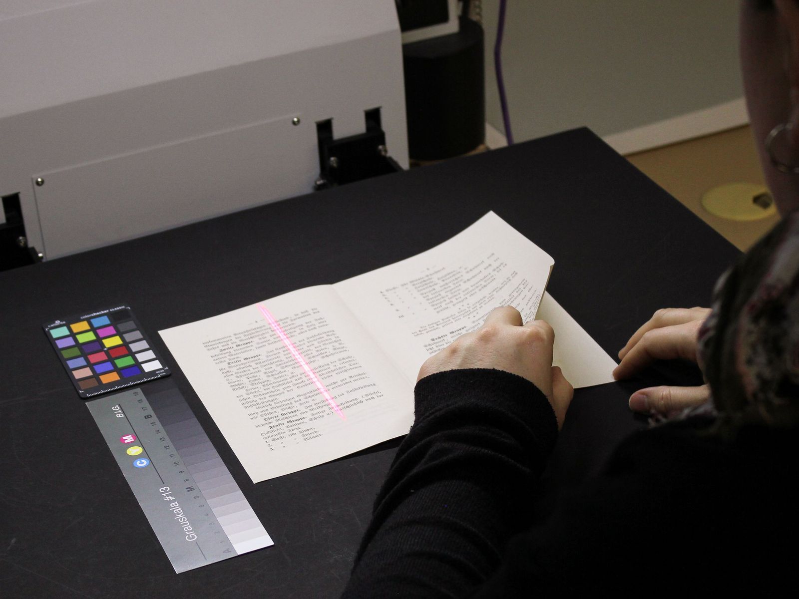 Eine Mitarbeiterin der Burgerbibliothek beim Erstellen eines Digitalisats.