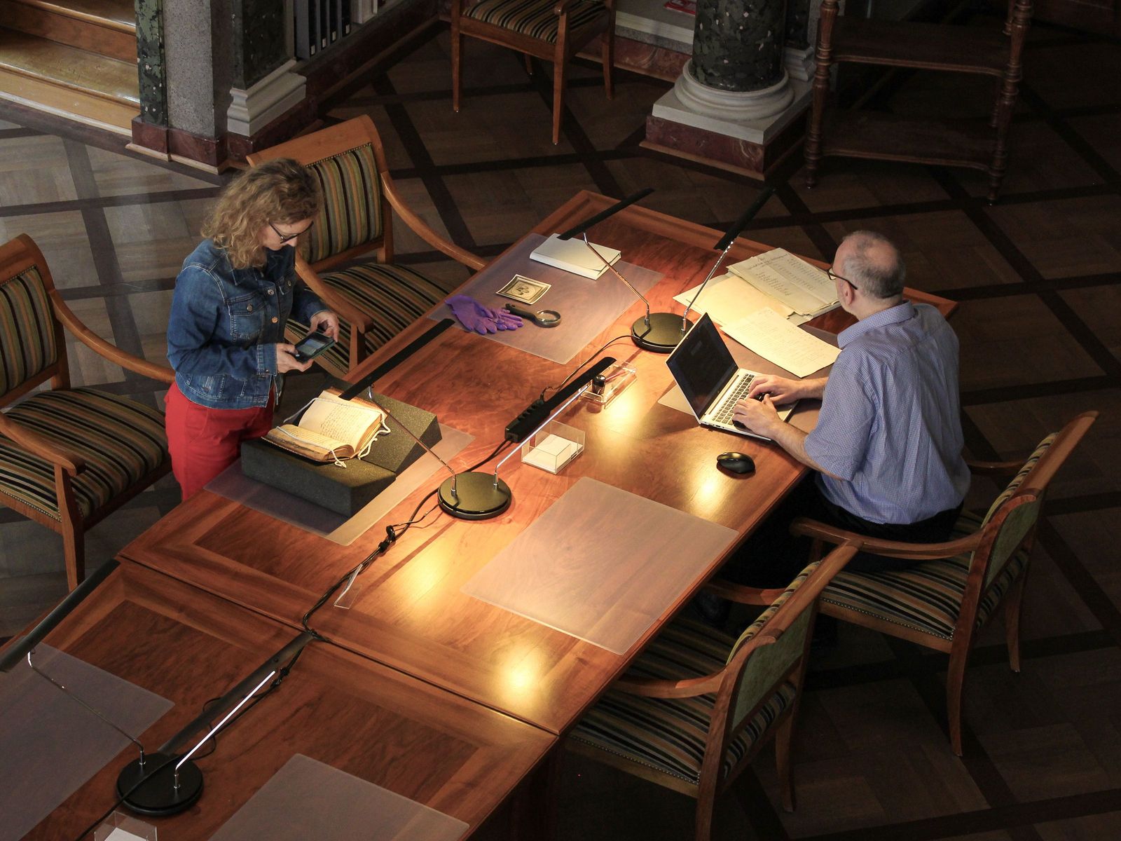 Personen im Lesesaal am recherchieren.